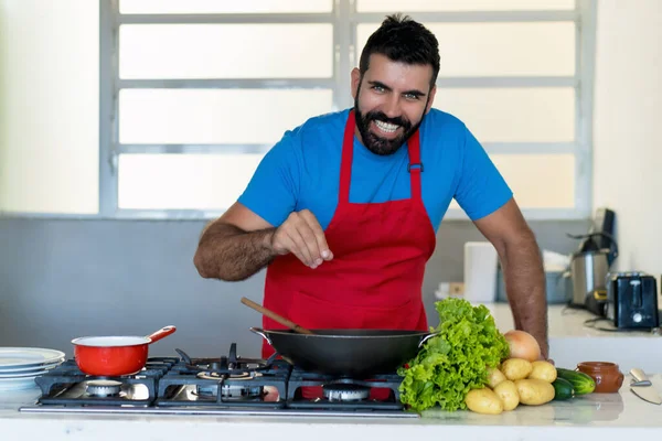 Smějící Hispánský Kuchař Vaření Kuchyni Doma — Stock fotografie