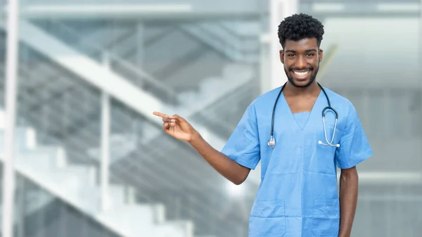 Δείχνοντας Αφροαμερικανός Νοσοκόμος Φοιτητής Ιατρικής Γενειάδα Στο Νοσοκομείο — Φωτογραφία Αρχείου