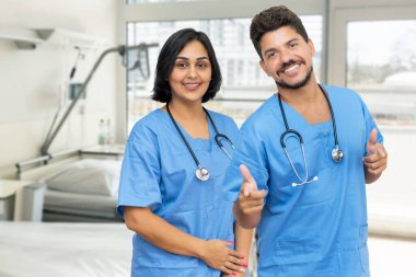 Mutlu İspanyol erkek ve kadın doktorlar