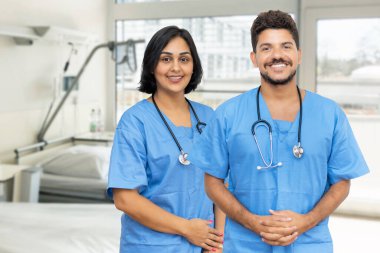 Dost canlısı İspanyol erkek ve kadın doktorlar