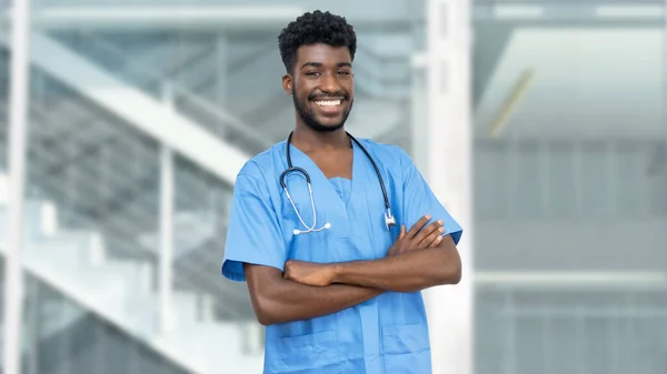 Γελώντας Αφροαμερικανός Νοσοκόμος Φοιτητής Ιατρικής Γενειάδα Στο Νοσοκομείο — Φωτογραφία Αρχείου