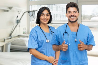 Neşeli İspanyol erkek ve kadın doktorlar