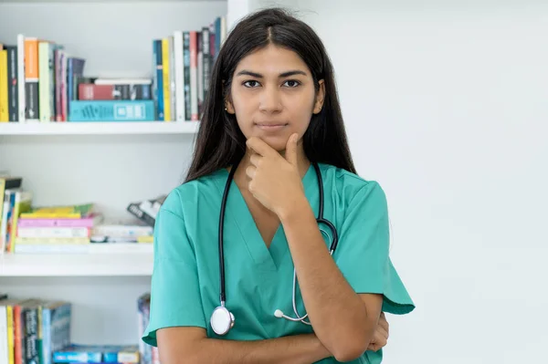 Serieuze Zuid Amerikaanse Vrouwelijke Verpleegkundige Arts Het Ziekenhuis — Stockfoto