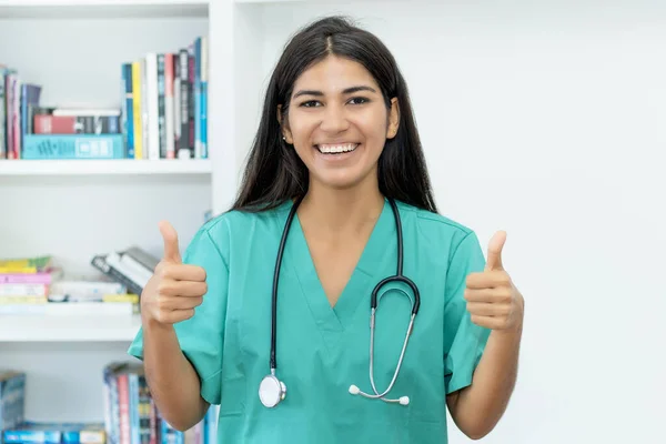 Optimistická Smějící Jihoamerická Ošetřovatelka Nebo Lékařka Nemocnici — Stock fotografie