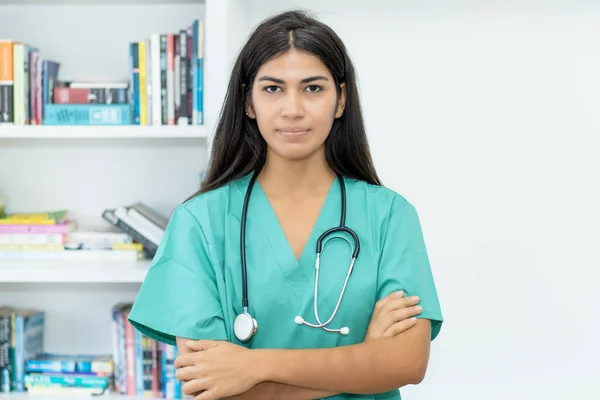 Portret Van Een Serieuze Zuid Amerikaanse Verpleegkundige Arts Het Ziekenhuis — Stockfoto