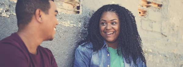 Смеющаяся Толстая Африканская Американка Разговаривает Парнем Открытом Воздухе Городском Стиле — стоковое фото