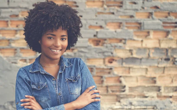 Щаслива Смішна Афроамериканка Молода Жінка Міста — стокове фото