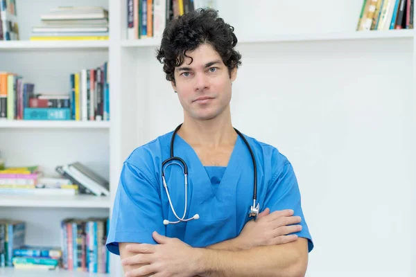 Φιλικός Καυκάσιος Νοσοκόμος Γιατρός Στο Γραφείο Του Νοσοκομείου — Φωτογραφία Αρχείου