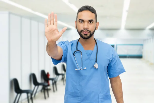 Αυτοπεποίθηση Ισπανόφωνη Νοσοκόμα Γιατρός Gesturing Σταματήσει Στο Νοσοκομείο — Φωτογραφία Αρχείου