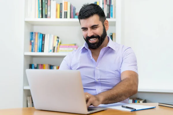 Homme Affaires Hispanique Réussi Avec Barbe Travaillant Ordinateur Bureau Bureau — Photo