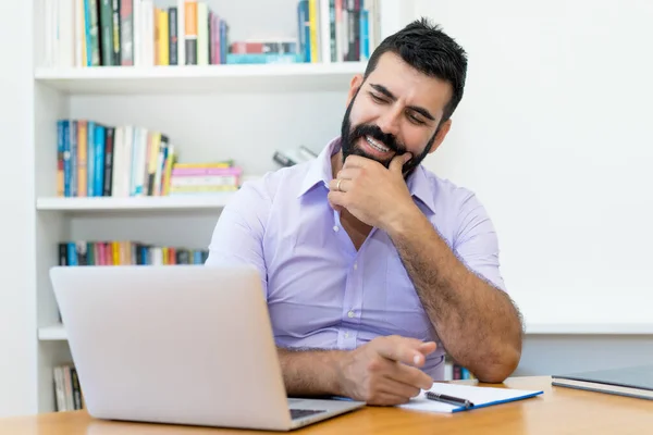 Homme Affaires Hispanique Riant Avec Barbe Regardant Film Ordinateur Bureau — Photo