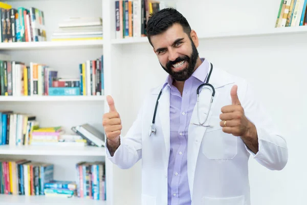 Optimistický Hispánský Zralý Lékař Vousy Ordinaci Nemocnici — Stock fotografie