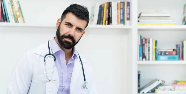 Médico Maduro Hispano Serio Con Barba Consultorio Del Hospital — Foto de Stock