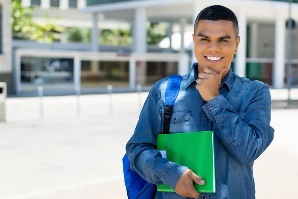 Bello Studente Messicano Maschio Con Zaino Nel Campus Dell Università — Foto Stock