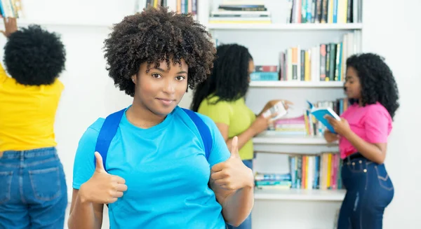 Estudiante Negra Mostrando Pulgar Hacia Arriba Con Grupo Estudiantes Universitarios — Foto de Stock