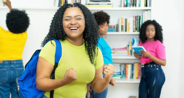 Успішна Весела Афроамериканська Студентка Жінка Групою Студентів Коледжу Приміщенні Бібліотеки — стокове фото