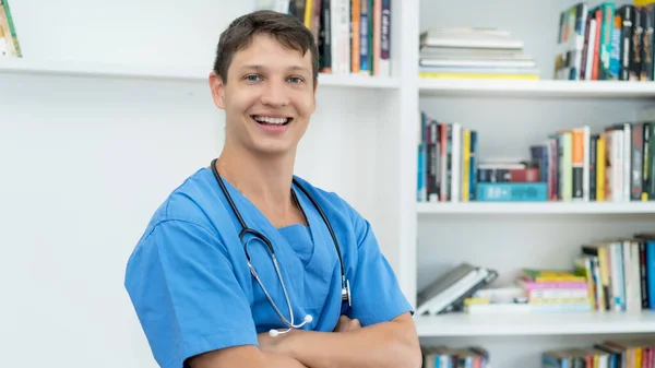 Smějící Běloch Ošetřovatel Nebo Lékař Kopírovacím Prostorem Kanceláři Nemocnice — Stock fotografie