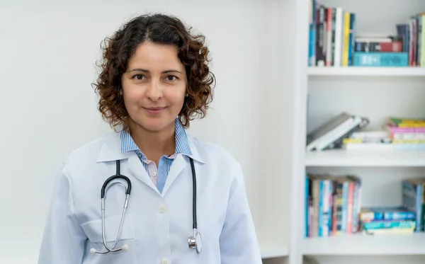 Sorridente Maturo Medico Adulto Con Spazio Copia All Interno Ufficio — Foto Stock