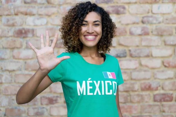 Groet Mexicaanse Vrouwelijke Voetbalfan Met Groene Trui — Stockfoto