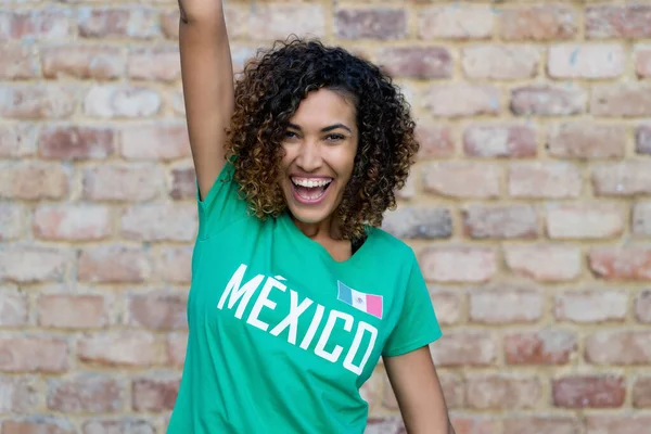 Vrolijke Mexicaanse Vrouwelijke Voetbal Fan Met Groene Trui — Stockfoto