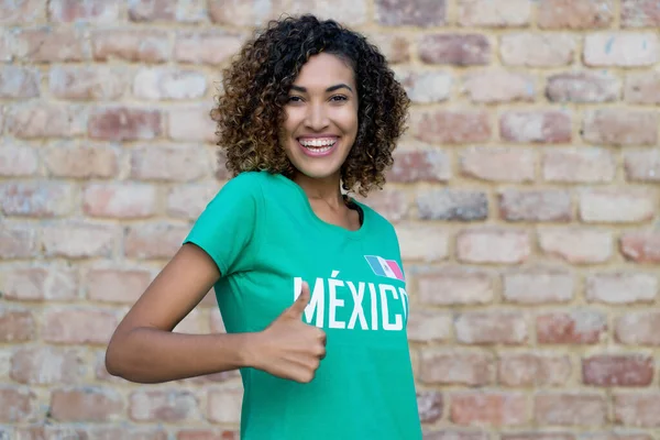 Mexicaanse Vrouwelijke Voetbal Fan Met Groene Trui Tonen Duim Omhoog — Stockfoto