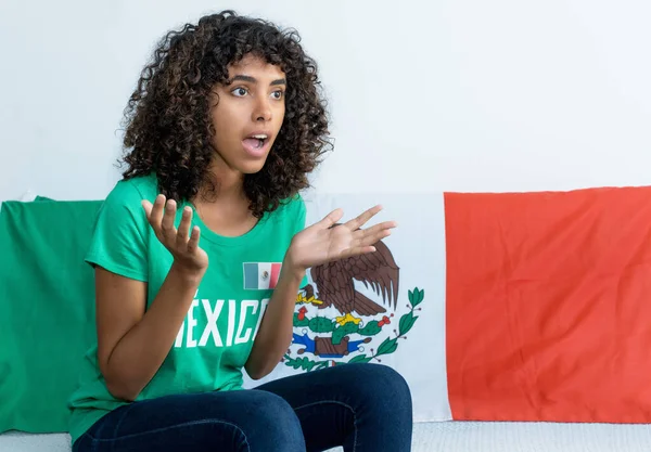 Мексиканская Футбольная Фанатка Флагом Мексики Смотрит Игру Телевизору Дома — стоковое фото