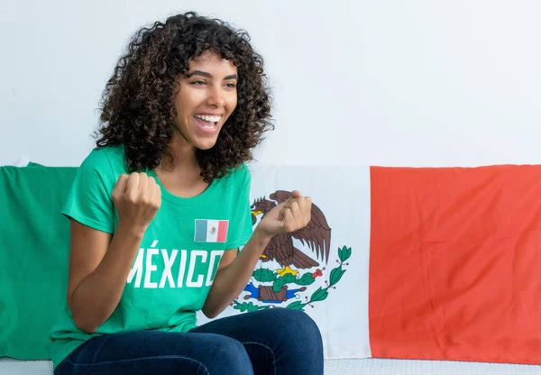 Fericit Mexican Feminin Fan Fotbal Steag Mexic Vizionarea Joc Televizor — Fotografie, imagine de stoc