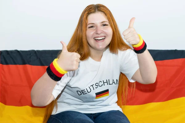 Schöne Deutsche Fußballfan Mit Deutschland Fahne Hause — Stockfoto