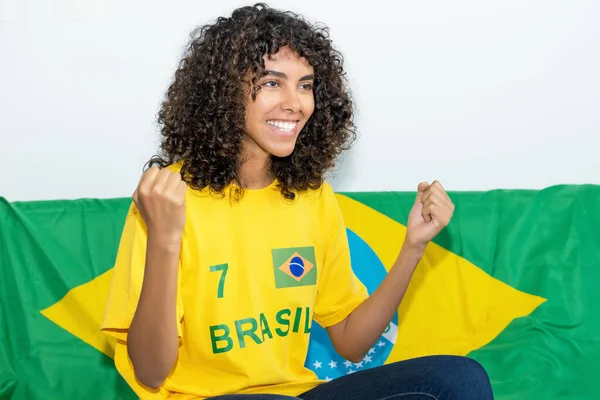 Vrolijke Braziliaanse Vrouwelijke Voetbalfan Met Vlag Van Brazilië Kijken Spel — Stockfoto