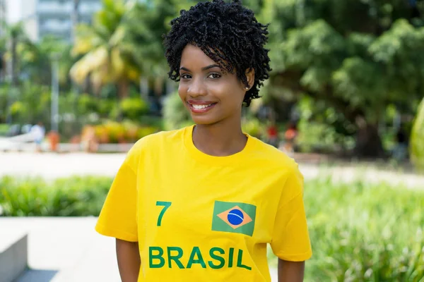 Joven Aficionada Brasileña Fútbol Con Camiseta Amarilla Aire Libre Ciudad — Foto de Stock