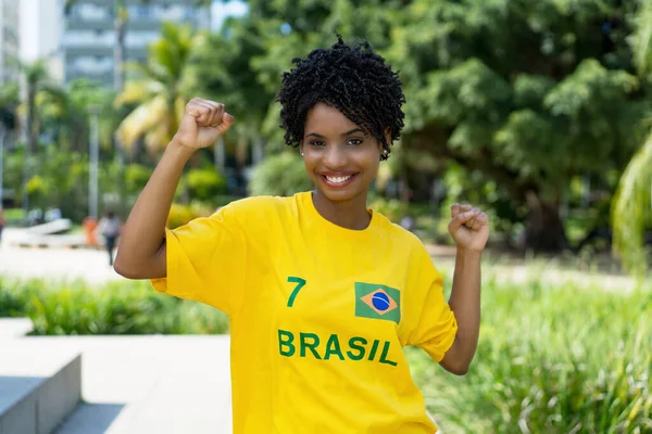 Feliz Brasileiro Futebol Feminino Com Camisa Amarela Livre Cidade — Fotografia de Stock