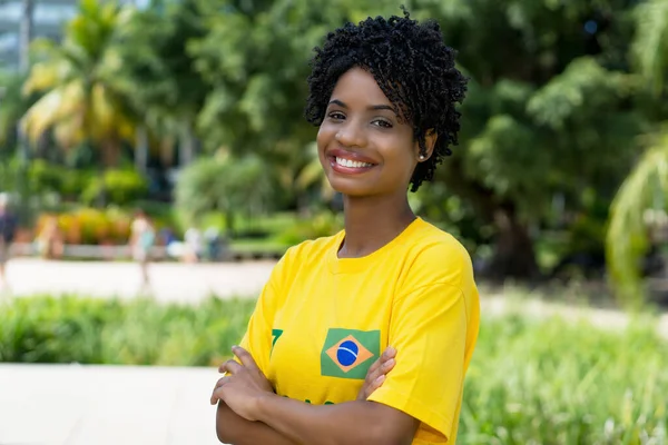 Riéndose Brasileña Fan Del Fútbol Femenino Con Camiseta Amarilla Aire — Foto de Stock
