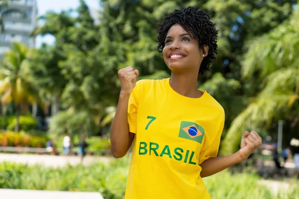 Dopingująca Brazylijska Fanka Piłki Nożnej Żółtą Koszulką Świeżym Powietrzu Mieście — Zdjęcie stockowe