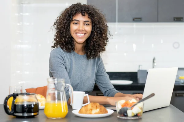 Happy Latin American Woman Shopping Online Computer Morning Breakfas — Stock Photo, Image