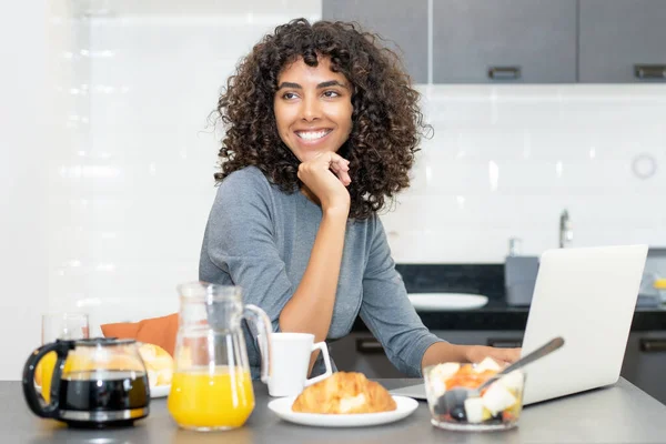 Latinamerikansk Kvinna Arbetar Vid Datorn Morgonen Vid Frukost — Stockfoto