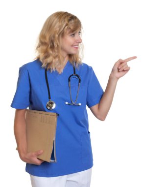 Genç Alman kadın hemşire, tıbbi dosyasına göre beyaz arka planda izole edilmiş.