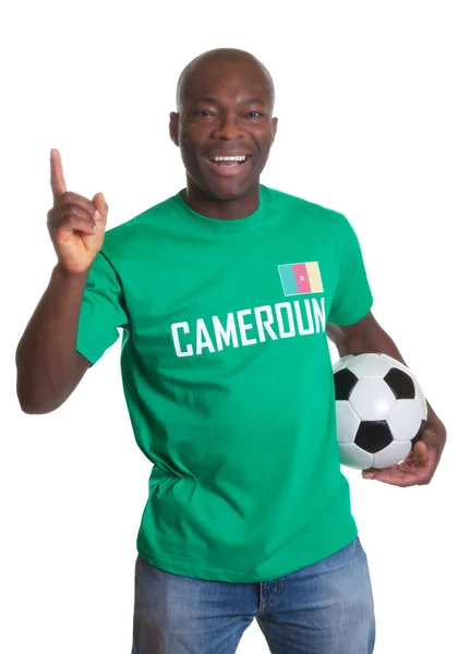 Skrattar Fotbollssupporter Från Kamerun Med Fotboll Och Grön Jersey Isolerad — Stockfoto