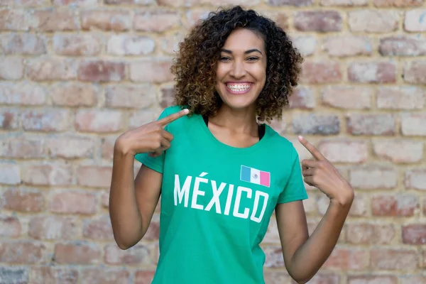 Mooie Mexicaanse Vrouwelijke Voetbal Fan Met Groene Voetbal Trui — Stockfoto