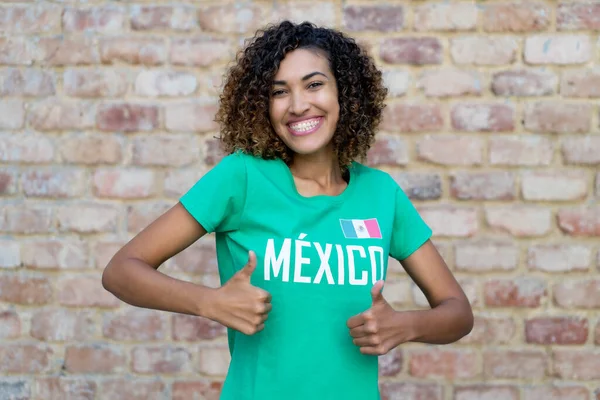 Mooie Mexicaanse Vrouwelijke Voetbal Fan Met Groene Voetbal Trui Tonen — Stockfoto