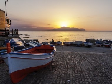 gün batımında Aspra küçük liman