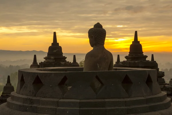 Templo Borobudur al amanecer. Indonesia . — Foto de Stock