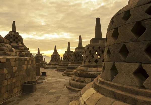 Templo Borobudur al amanecer. Indonesia . — Foto de Stock