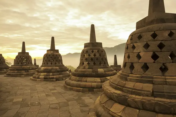 Templo Borobudur al amanecer. Indonesia . — Foto de Stock