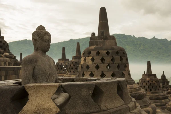 Templo Borobudur al amanecer. Indonesia . — Foto de Stock