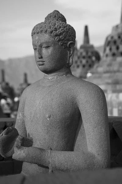 Antigua estatua de Buda en el Templo de Borobudur, Yogyakarta, Indonesia — Foto de Stock