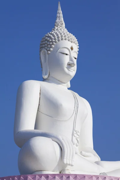 Enorme estatus de buda blanca sobre fondo azul del cielo — Foto de Stock