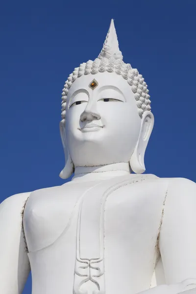 Enorme estatus de buda blanca sobre fondo azul del cielo — Foto de Stock