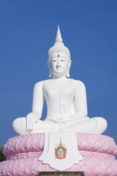 Enorme estatus de buda blanca sobre fondo azul del cielo — Foto de Stock