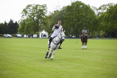 Berkshire, İngiltere-Mayıs 11, 2014:hrh Prens harry de beers Pırlanta kuyumcular Kraliyet charity polo Kupası için katılım