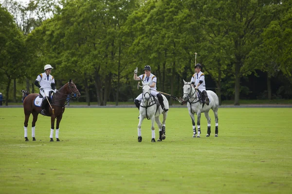 Berkshire, Reino Unido-11 de mayo de 2014: Su Alteza Real el Príncipe Harry asiste a la Copa De Beers Diamond Jewellers Royal Charity Polo Cup — Foto de Stock